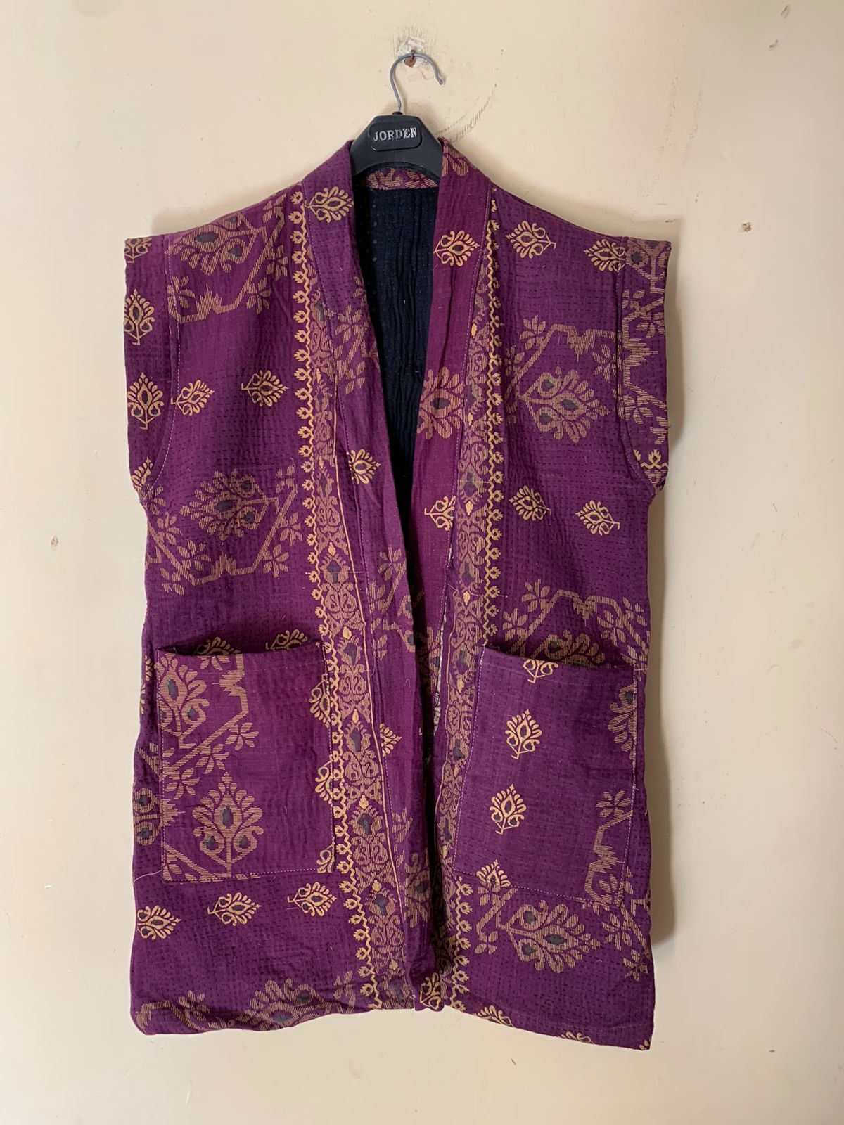 Questo capo è unico e irreplicabile: è stato realizzato dalle mani operose di alcune donne in un piccolo villaggio del Gujarat nell'India nord occidentale. Gli strati di tessuto di cui è composto sono stati cuciti insieme utilizzando il punto kantha ed è stato decorato con ricami. Questo cotone è morbido e speciale: il tessuto kantha è vintage e potrebbe mostrare segni dell'età, guance necessita di lavaggio delicato.