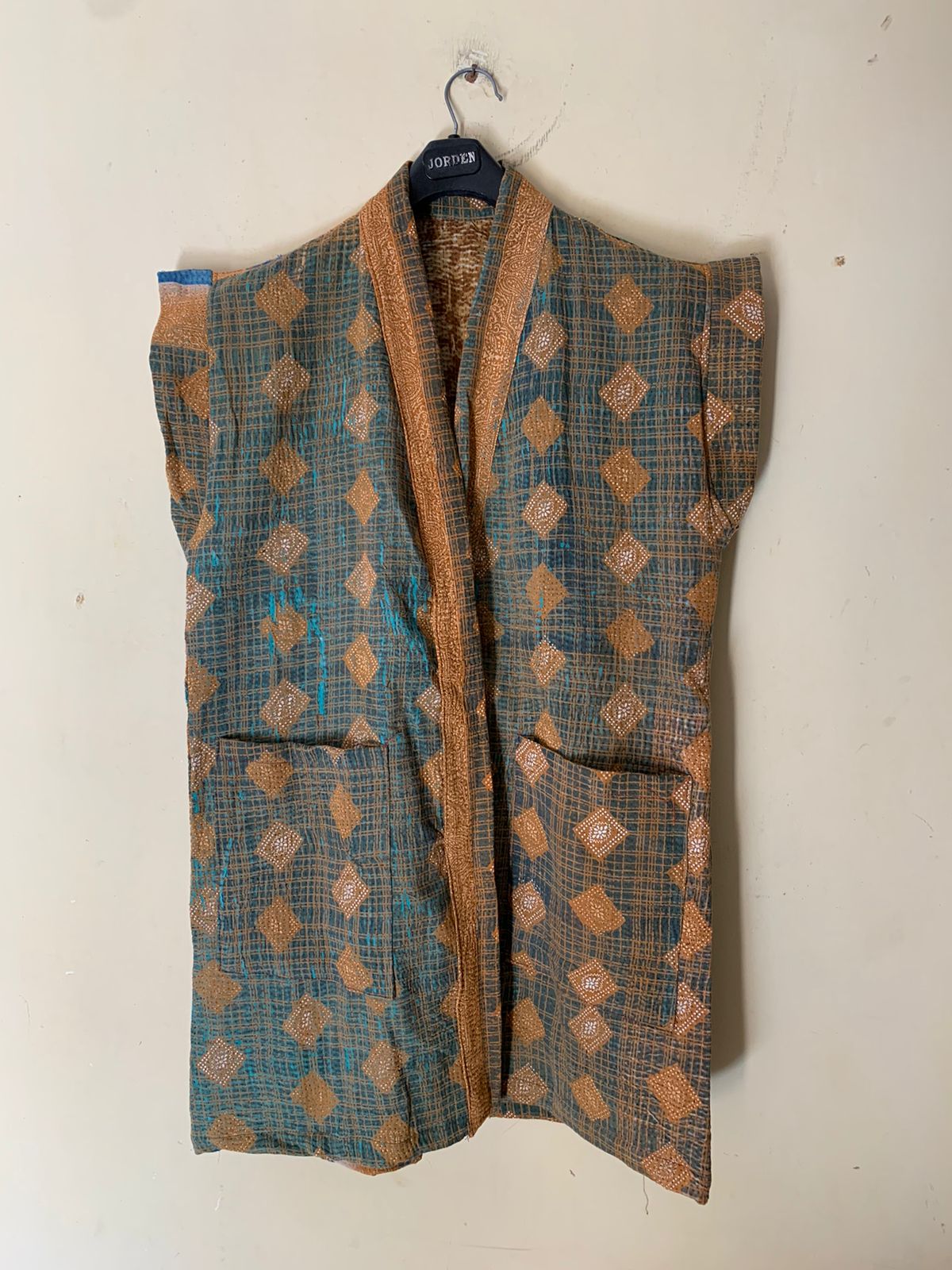 Questo capo è unico e irreplicabile: è stato realizzato dalle mani operose di alcune donne in un piccolo villaggio del Gujarat nell'India nord occidentale. Gli strati di tessuto di cui è composto sono stati cuciti insieme utilizzando il punto kantha ed è stato decorato con ricami.  Questo cotone è morbido e speciale: il tessuto kantha è vintage e potrebbe mostrare segni dell'età, guance necessita di lavaggio delicato.