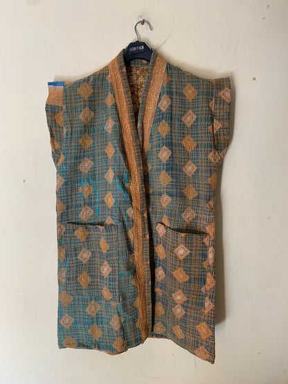 Questo capo è unico e irreplicabile: è stato realizzato dalle mani operose di alcune donne in un piccolo villaggio del Gujarat nell'India nord occidentale. Gli strati di tessuto di cui è composto sono stati cuciti insieme utilizzando il punto kantha ed è stato decorato con ricami.  Questo cotone è morbido e speciale: il tessuto kantha è vintage e potrebbe mostrare segni dell'età, guance necessita di lavaggio delicato.