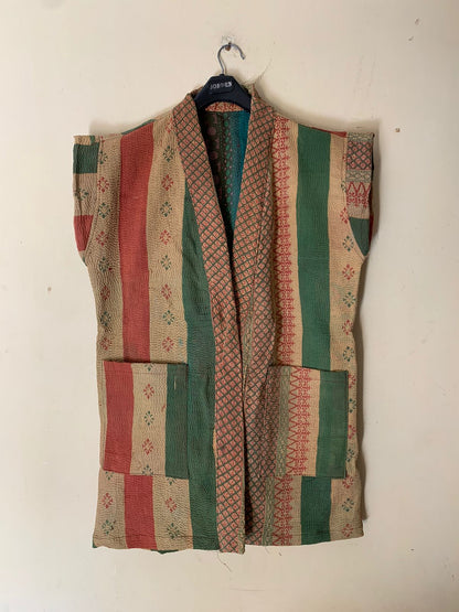 Questo capo è unico e irreplicabile: è stato realizzato dalle mani operose di alcune donne in un piccolo villaggio del Gujarat nell'India nord occidentale. Gli strati di tessuto di cui è composto sono stati cuciti insieme utilizzando il punto kantha ed è stato decorato con ricami.  Questo cotone è morbido e speciale: il tessuto kantha è vintage e potrebbe mostrare segni dell'età, guance necessita di lavaggio delicato.