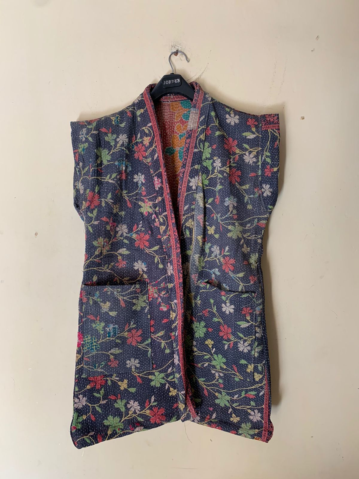 Questo capo è unico e irreplicabile: è stato realizzato dalle mani operose di alcune donne in un piccolo villaggio del Gujarat nell'India nord occidentale. Gli strati di tessuto di cui è composto sono stati cuciti insieme utilizzando il punto kantha ed è stato decorato con ricami.  Questo cotone è morbido e speciale: il tessuto kantha è vintage e potrebbe mostrare segni dell'età, guance necessita di lavaggio delicato.