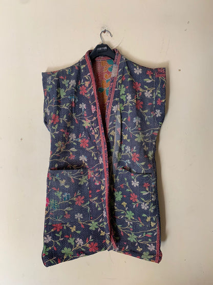 Questo capo è unico e irreplicabile: è stato realizzato dalle mani operose di alcune donne in un piccolo villaggio del Gujarat nell'India nord occidentale. Gli strati di tessuto di cui è composto sono stati cuciti insieme utilizzando il punto kantha ed è stato decorato con ricami.  Questo cotone è morbido e speciale: il tessuto kantha è vintage e potrebbe mostrare segni dell'età, guance necessita di lavaggio delicato.