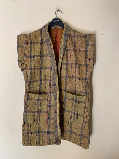 Questo capo è unico e irreplicabile: è stato realizzato dalle mani operose di alcune donne in un piccolo villaggio del Gujarat nell'India nord occidentale. Gli strati di tessuto di cui è composto sono stati cuciti insieme utilizzando il punto kantha ed è stato decorato con ricami.  Questo cotone è morbido e speciale: il tessuto kantha è vintage e potrebbe mostrare segni dell'età, guance necessita di lavaggio delicato.