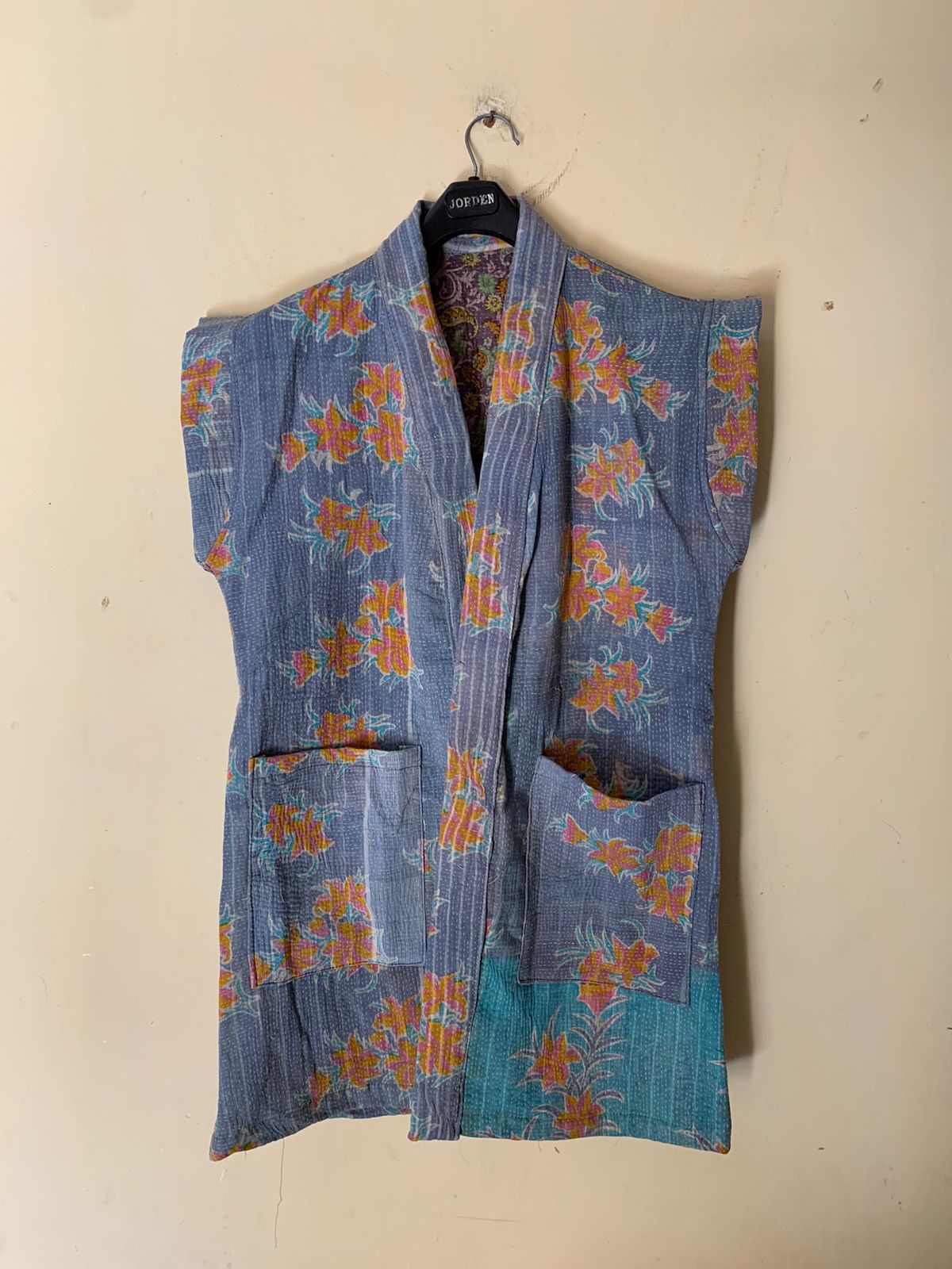 Questo capo è unico e irreplicabile: è stato realizzato dalle mani operose di alcune donne in un piccolo villaggio del Gujarat nell'India nord occidentale. Gli strati di tessuto di cui è composto sono stati cuciti insieme utilizzando il punto kantha ed è stato decorato con ricami.  Questo cotone è morbido e speciale: il tessuto kantha è vintage e potrebbe mostrare segni dell'età, guance necessita di lavaggio delicato.