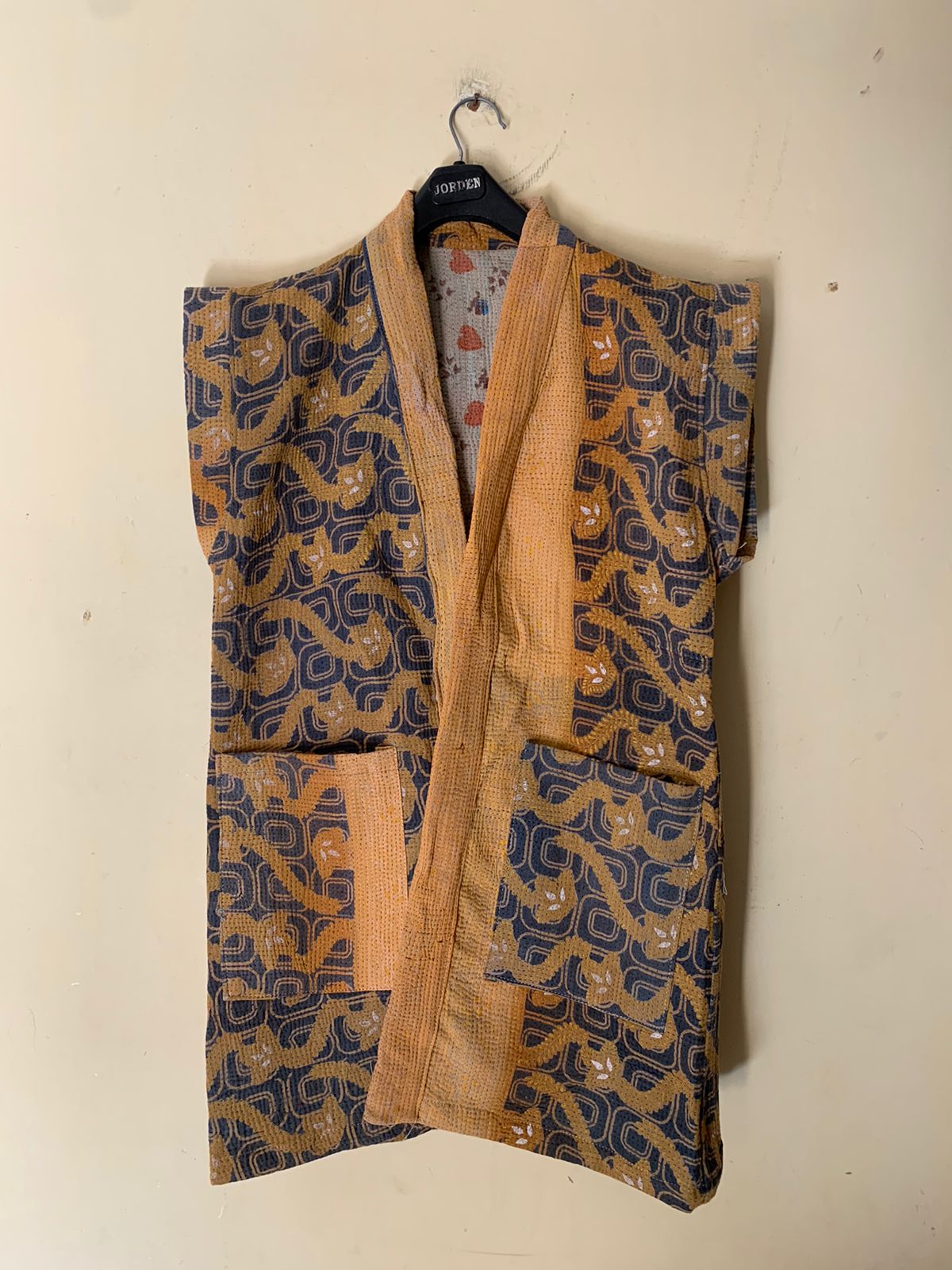 Questo capo è unico e irreplicabile: è stato realizzato dalle mani operose di alcune donne in un piccolo villaggio del Gujarat nell'India nord occidentale. Gli strati di tessuto di cui è composto sono stati cuciti insieme utilizzando il punto kantha ed è stato decorato con ricami.  Questo cotone è morbido e speciale: il tessuto kantha è vintage e potrebbe mostrare segni dell'età, guance necessita di lavaggio delicato.